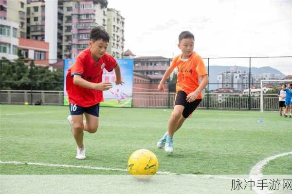 足球奔跑大师，绿茵场上的休闲闯关新体验